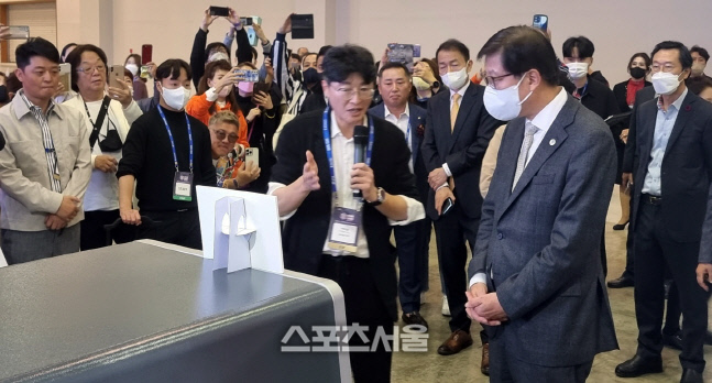 보안솔루션을 설명하는 이터널 대표 조우열, 박형준 부산시장의 귀를 쫑긋하게 만드네.. [포토]