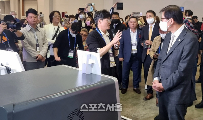 BWB 2022 박형준 부산시장, 이터널 조우열 대표의 설명에 집중 중! [포토]