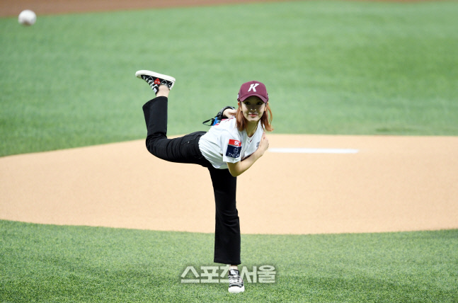 [포토]힘차게 시구하는 초아