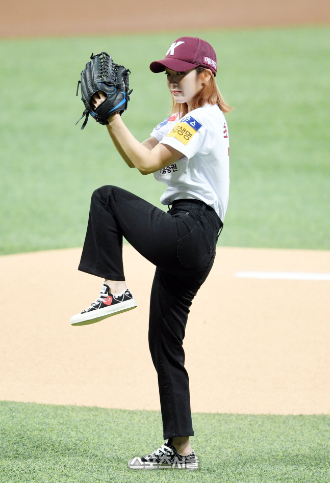 [포토]시구하는 초아, 신중하게!