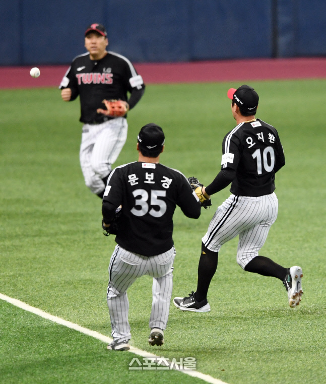 [포토]김현수-문보경-오지환 사이에 떨어지는 김혜성의 적시타