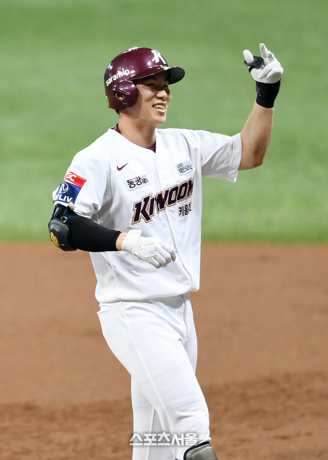 [포토]행운의 안타로 동점 만드는 키움 김혜성