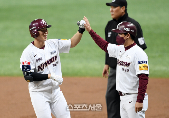 [포토]키움 김혜성, LG 켈리 상대 동점 적시타