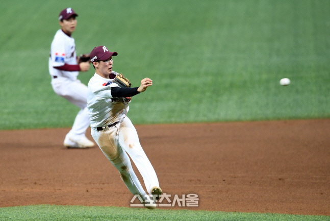 [포토]홍창기의 타구 처리하는 김혜성의 호수비