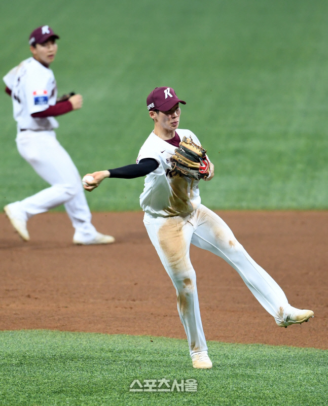 [포토]호수비 펼치는 키움 김혜성