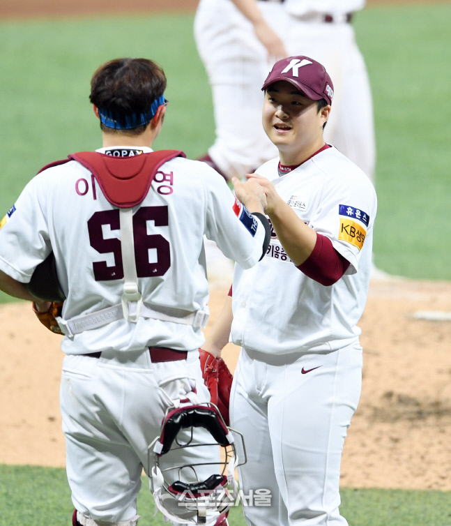 [포토]한국시리즈 진출의 기쁨을 나누는 김재웅과 이지영