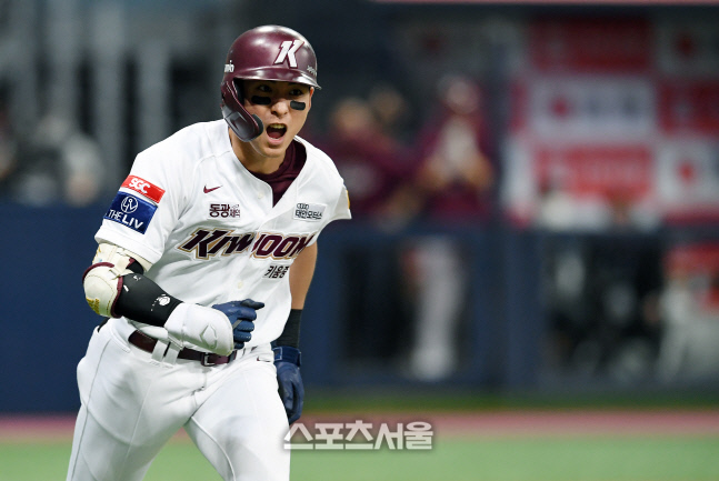 [포토]키움 이정후, 임지열에 이어 연속 타자 홈런
