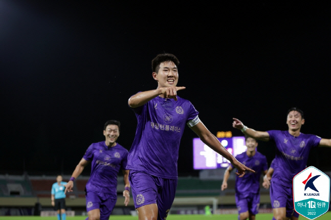 다리 부여잡고 끝까지 뛰었다…안양 '캡틴' 백동규의 무한 책임감[SS현장]