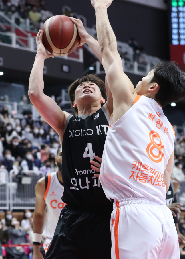 '우승 후보'라던 KT 3연패 풍덩…캐롯은 선두 바짝 추격