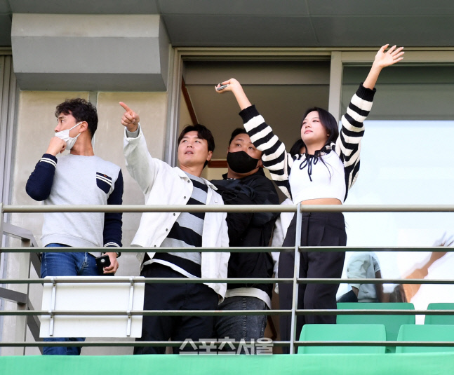 [포토] 딸과 함께 FA2차전 지켜보는 이동국