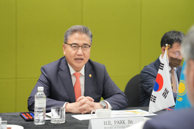 [이태원 참사]박진 긴급 대책회의…"사망자 151명 중 외국인 19명"