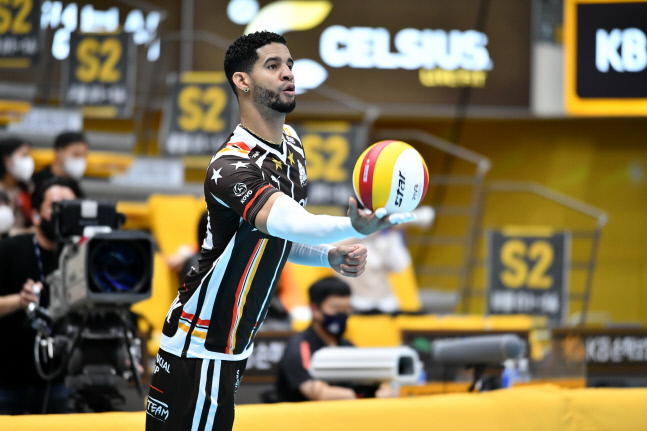 '고군분투' 레오는 외로워...OK금융그룹 3연패 수렁