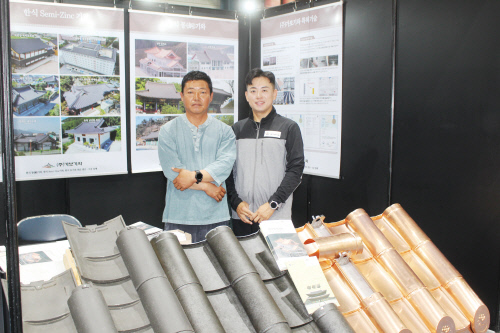 (주)가보기와 임직수 대표(왼쪽)