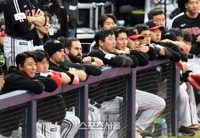 [포토]가을 야구 마지막 공격 지켜보는 LG 선수들