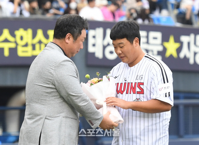 [포토]김범석에게 꽃다발을 전달하는 LG 차명석 단장