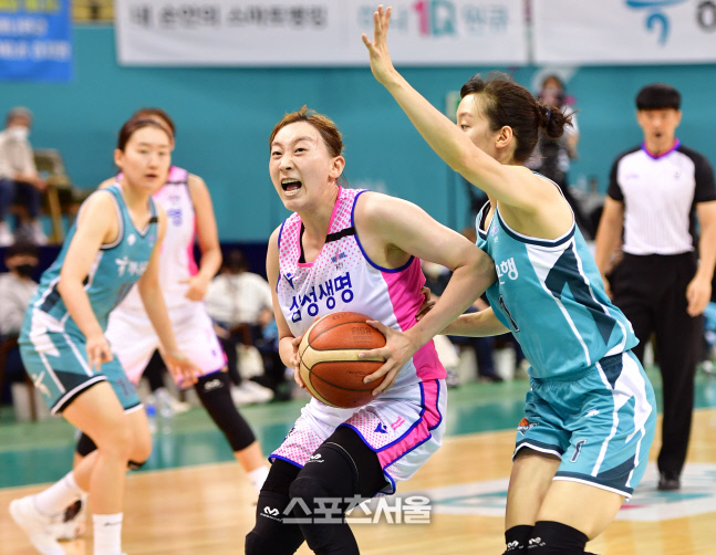 돌파시도하는 이주연[포토]