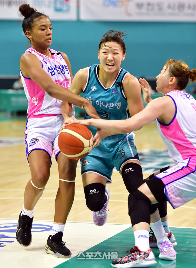 정예림 돌파저지하는 이주연 [포토]