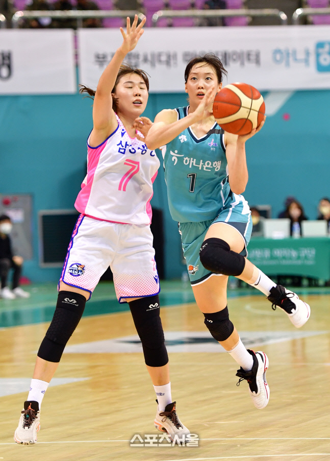 날아오른 신지현 [포토]