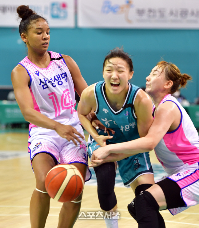 정예림 돌파저지하는 이주연 [포토]