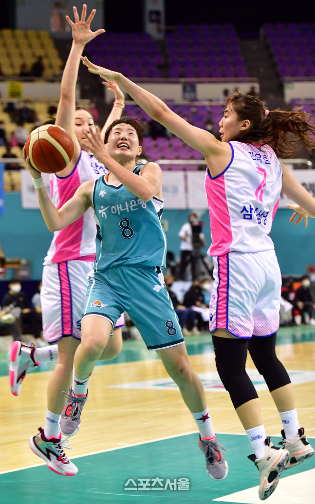 배혜윤에 저지당하는 김지영의 레이업슛[포토]