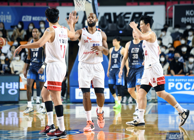 가로채기 2개로 흐름 장악, 서울 SK 전주성에서 3연패 탈출