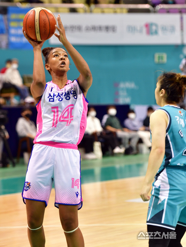 골 성공시키는 키아나[포토]