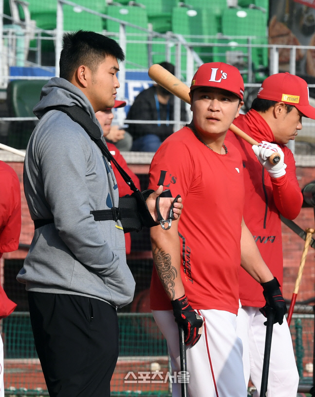 [포토]아들 무빈 군과 이야기를 나누는 추신수