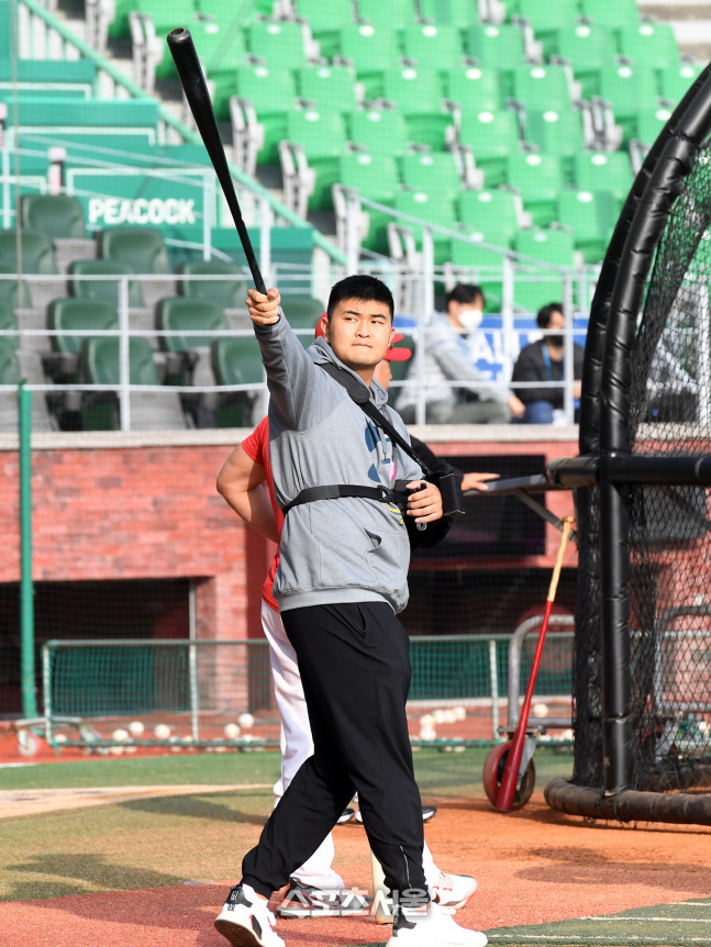 [포토]배트 휘둘러보는 추신수의 아들 무빈 군
