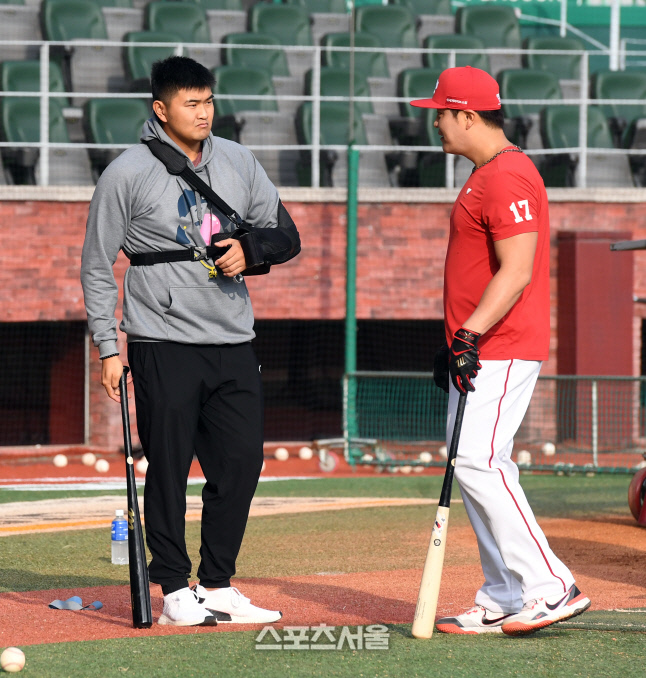 [포토]아들과 이야기 나누는 추신수