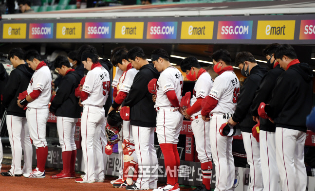 [포토] 이태원 사고 추모 묵념하는 SSG 선수단