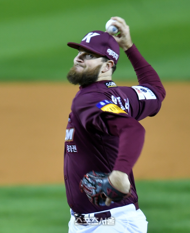 켈리와 대결 나선 키움 애플러[포토]