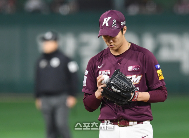 [포토]손가락 살피는 안우진, 곧바로 최정에게...