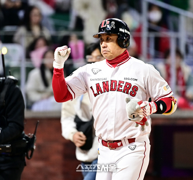 '짐승'의 포효, 김강민 9회말 극적인 대타 동점포 "후배들 믿는다"[KS1 스타]