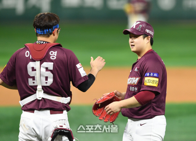 [포토]승리의 하이파이브를 나누는 김재웅과 이지영