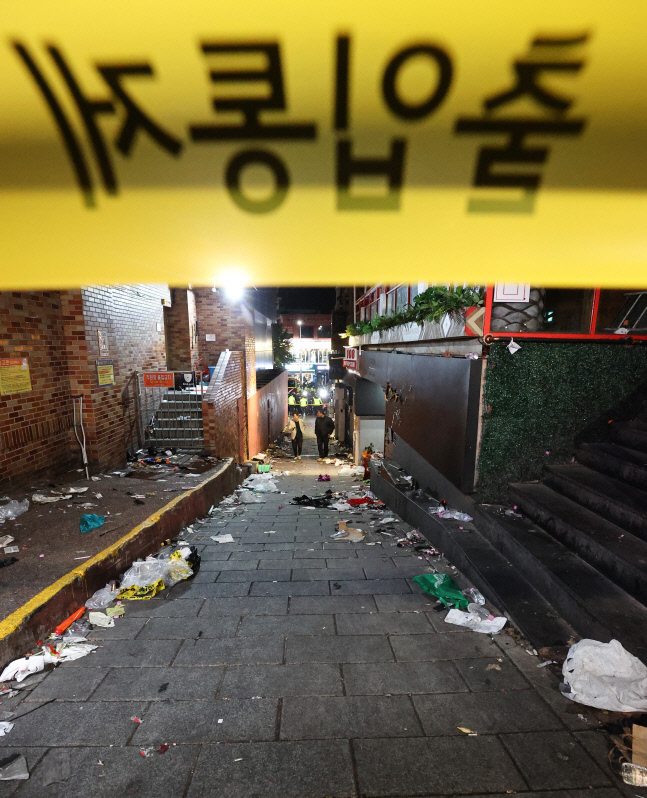 출입 통제된 이태원 인명사고 현장<YONHAP NO-1393>
