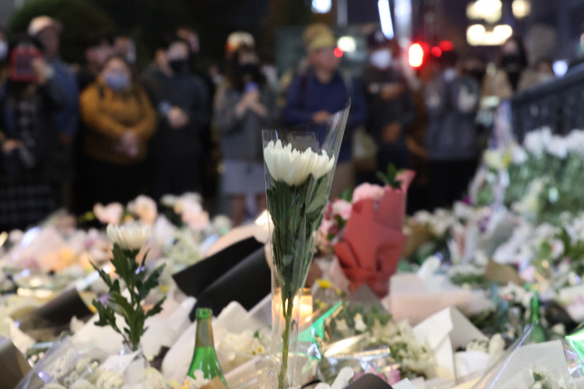 밤까지 이어지는 추모<YONHAP NO-4007>