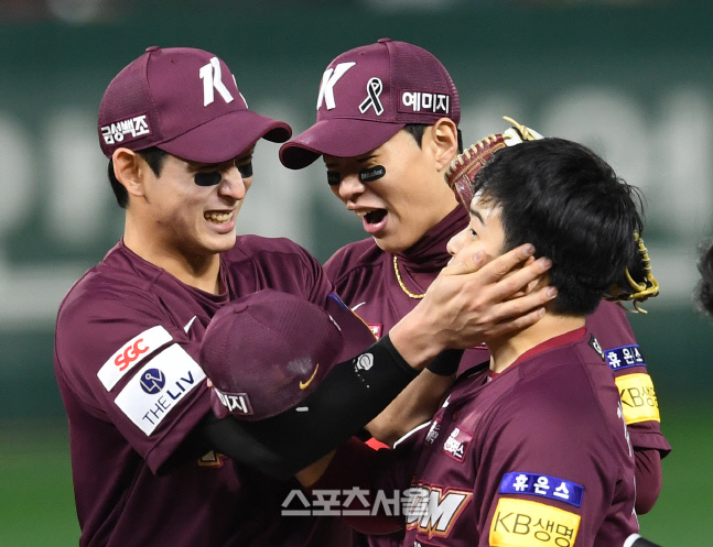 [포토]김재웅 볼 쓰다듬는 이정후, 친구야! 잘 했어!