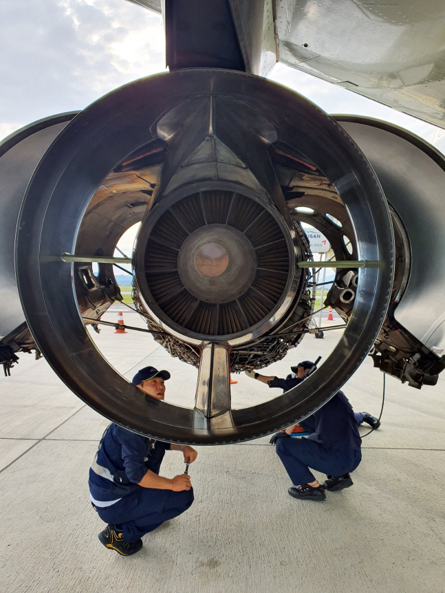 열정의 에어부산 정비사, '가장 안전한 항공사'의 몫은 내가 책임진다! [포토]