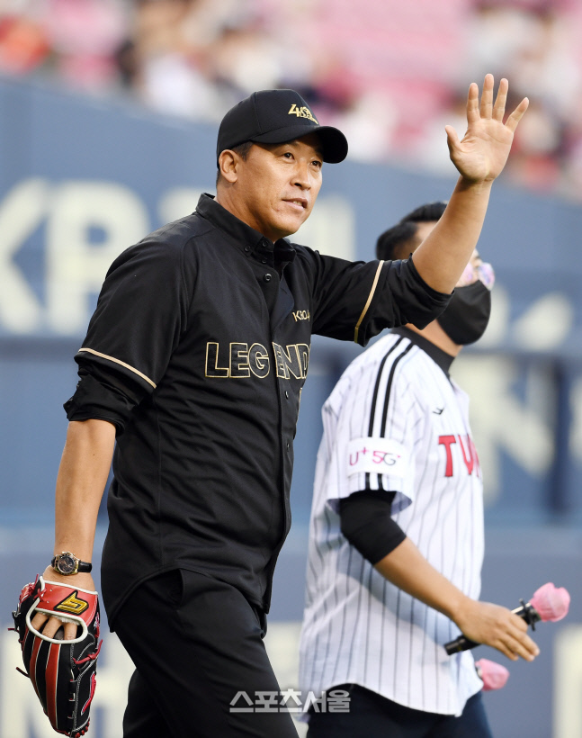 [포토]KBO 레전드 40 이병규 코치, 시구하러 왔어요!