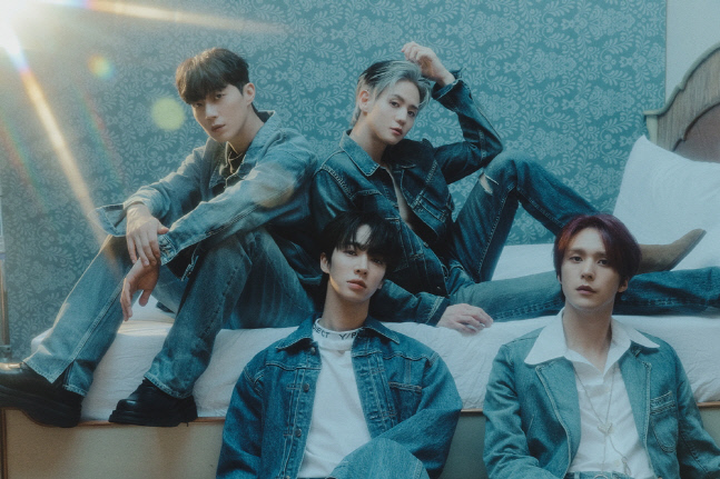 '7일 컴백' 하이라이트, 청재킷 입고 청초한 비주얼