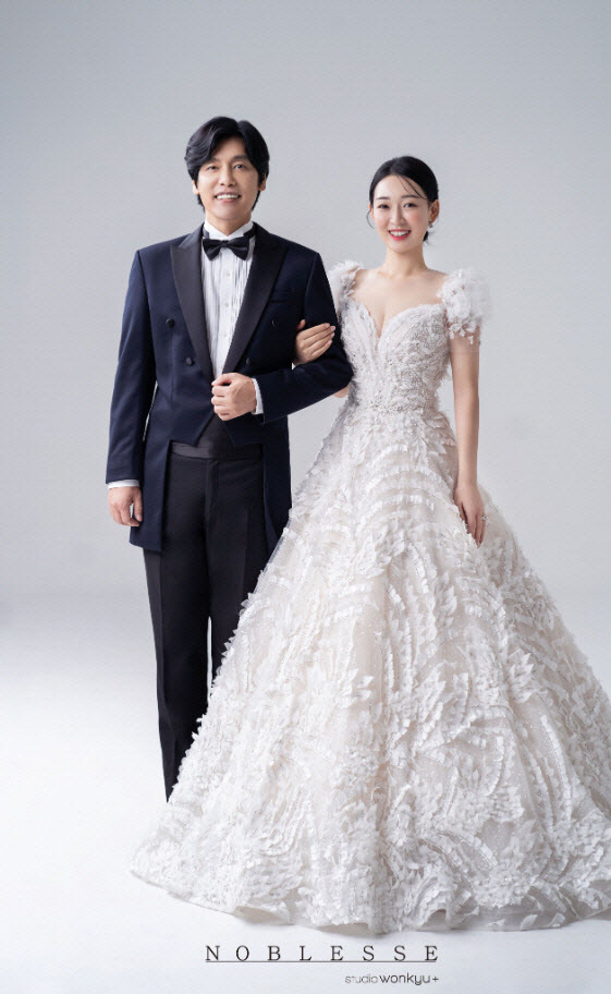 최성국, 24세 연하 여자친구와 5일 결혼[공식]