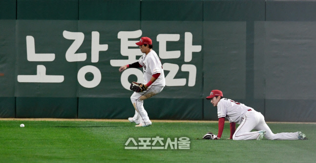 안방에서 배신당한 SSG 최지훈 "그라운드는 녹색 뻘밭"[KS2 현장메모]