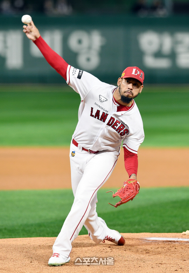 [포토]힘차게 공 뿌리는 SSG 선발 폰트