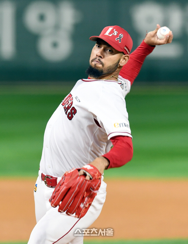 [포토]SSG 폰트, 한국시리즈 2차전 선발 등판