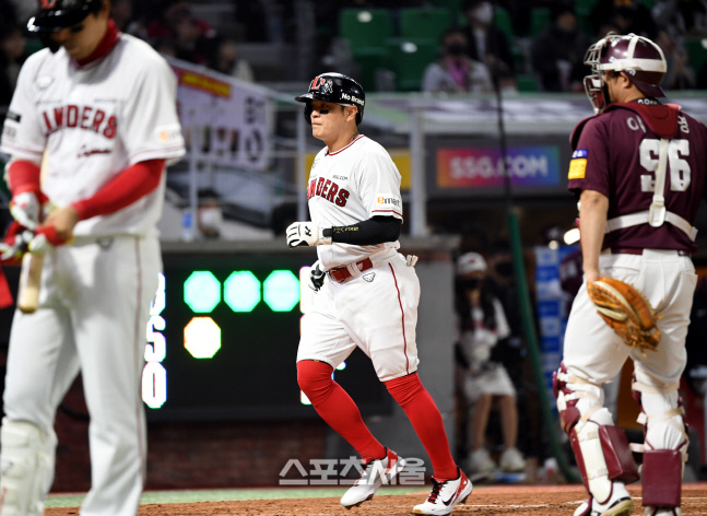 [포토] 추신수 '오늘 출발이 아주 좋아'