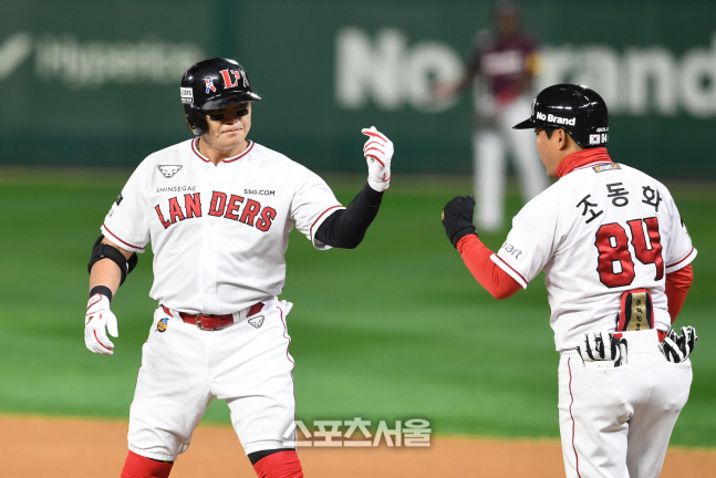 [포토]SSG 추신수, 2차전은 첫 타석부터 안타!