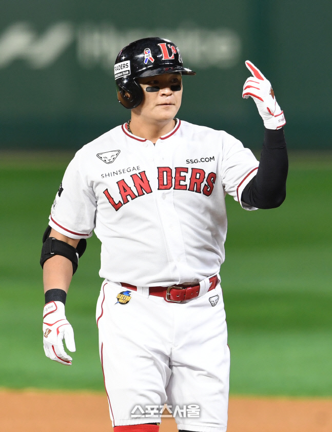 [포토]첫 타석부터 안타 기록하는 SSG 추신수