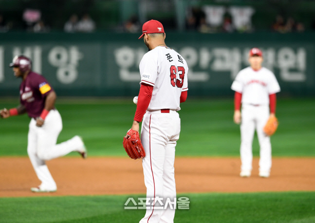 [포토]보크로 진루 허용하는 SSG 선발 폰트