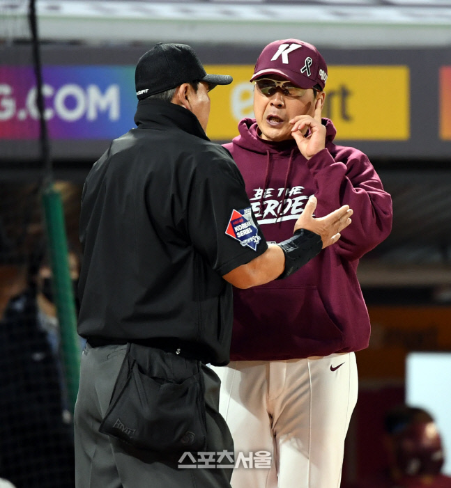 [포토] 폰트 동작에 대해 어필하는 홍원기 감독