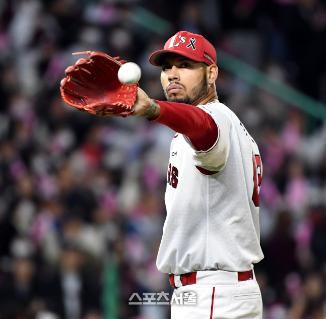 [포토] 폰트 '무사만루 1실점으로 버텼어'